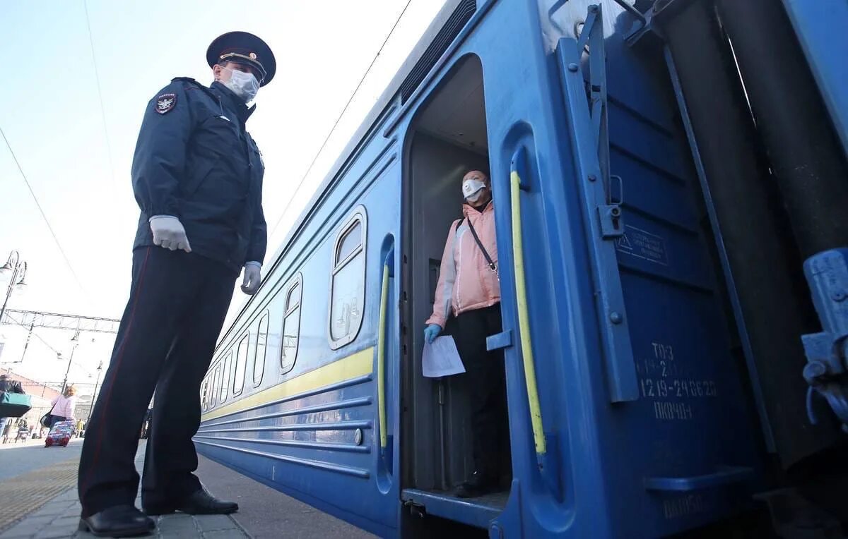 Можно ли приехать на поезде. Поезда Украины. Российские и украинские поезда. Полиция в поезде. Поезд Москва Киев.