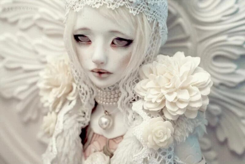 кукла с белой кожей и черными глазами. кукла с белыми волосами маленькая. кукла с белым лицом. красивый картинки кукол в сером фоне. кукла с белым лицом.