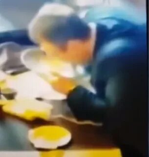 Облизать тарелки футболистов