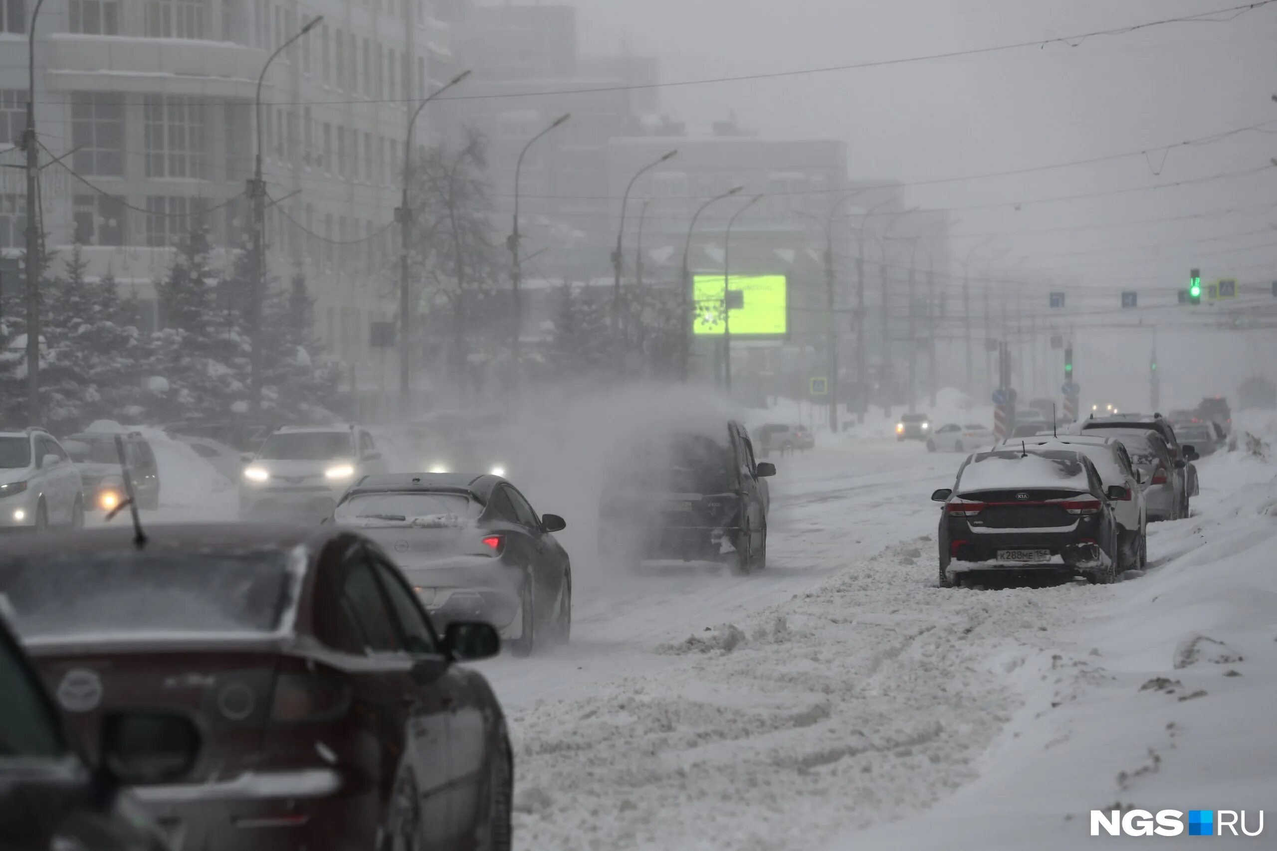 28 января 2023 г. Метель в Новосибирске. Снежная буря в городе. Сильный снегопад. Снегопад метель.