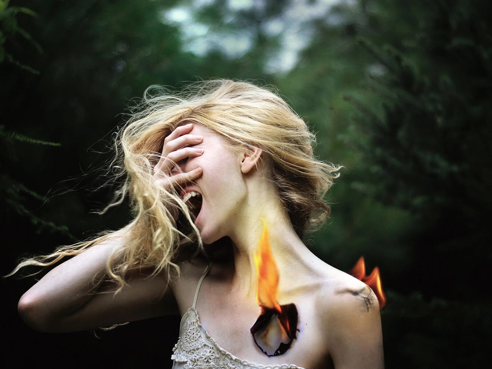 Кричащая девушка. Кричащая девушка. Эмоциональная женщина. Девушка кричит. Девушка визжит.