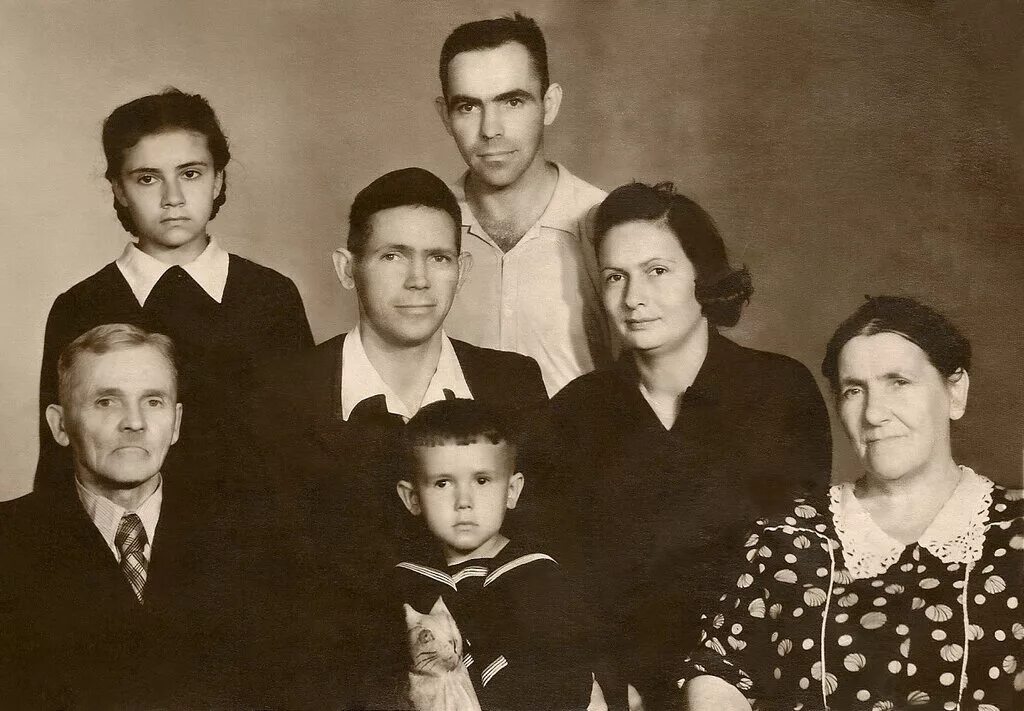 Родители кунгурова национальность. Знаменитости в кругу семьи. Рождественский с семьей. Фотографии из семейного альбома.