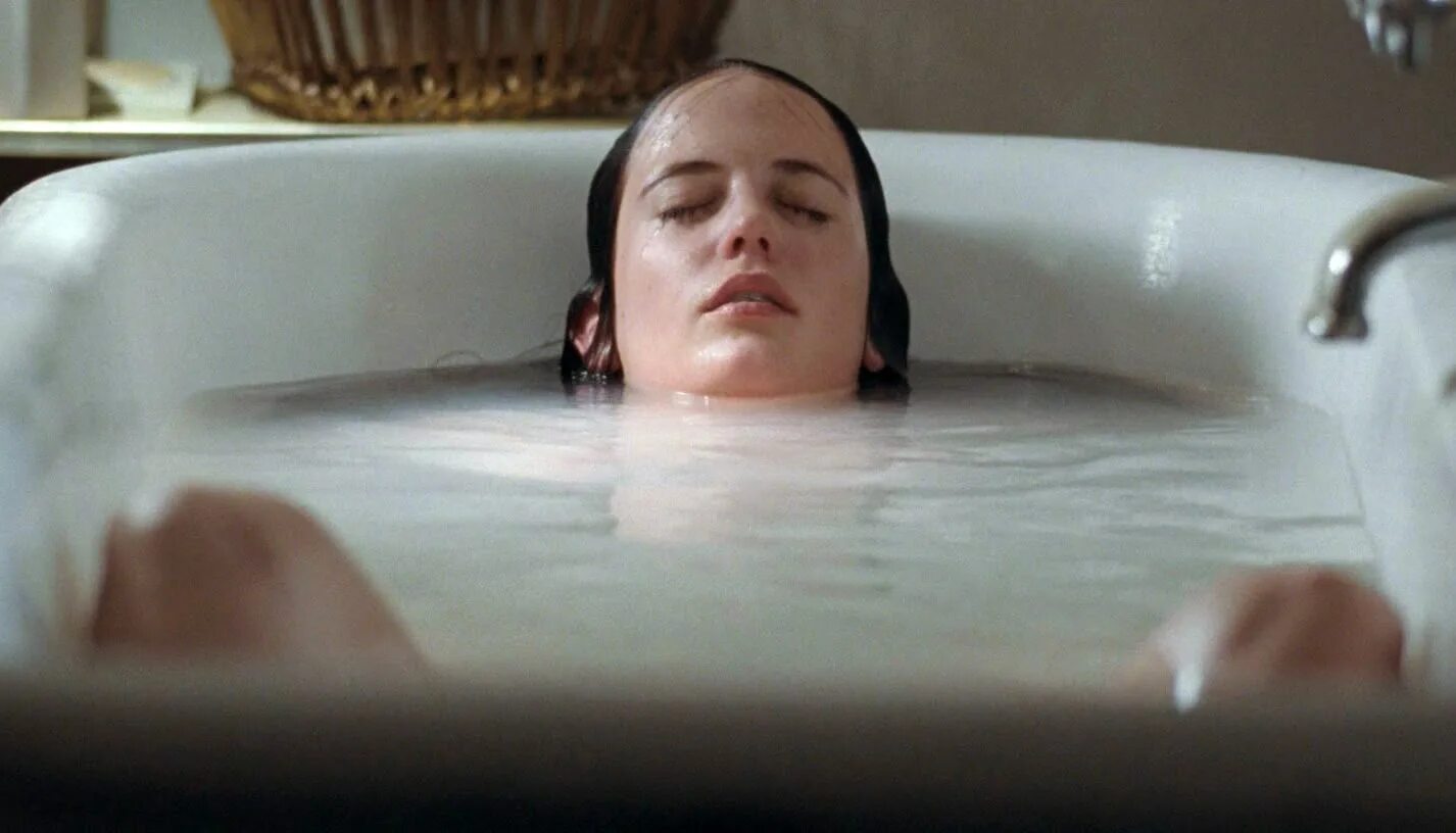солтберн сцена в ванной какая минута. солтберн сцена в ванной какая минута. дочка ванная из фильма. друзья моника и чендлер в ванной. кошмар на улице вязов 2010 ванна.