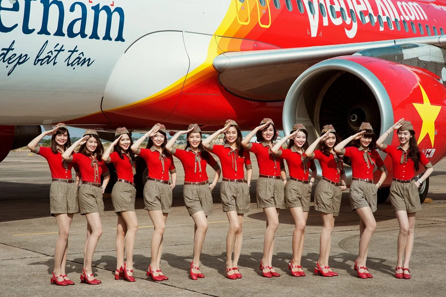 Вьетнам Эрлайнз стюардессы. Авиакомпания Thai Vietjet Air. Vietjet Air бикини. Vietjet стюардессы. Авиакомпания сунь вынь фото