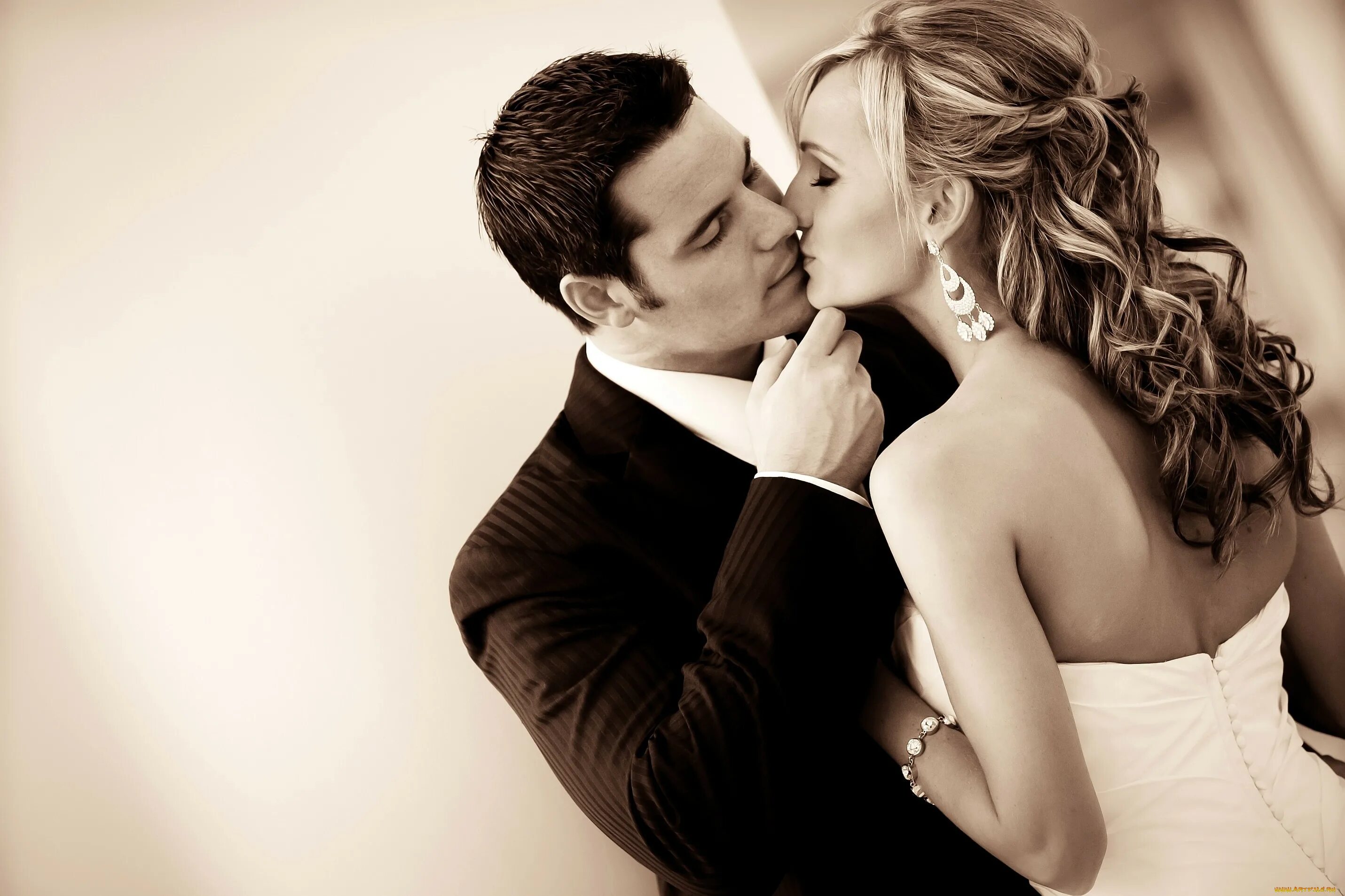 Поцелую между мужчинами. Красивые влюбленные пары. Фотосессия пары. Мужчина и женщина свадьба. Красивая пара.