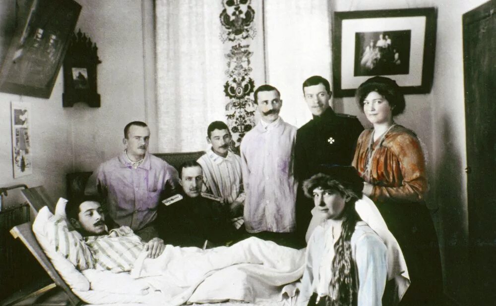 Судьба семьи романовых. Царская семья романовых 1915. царская семья романовых 1916. царская семья 1916. анастасия романова в госпитале.