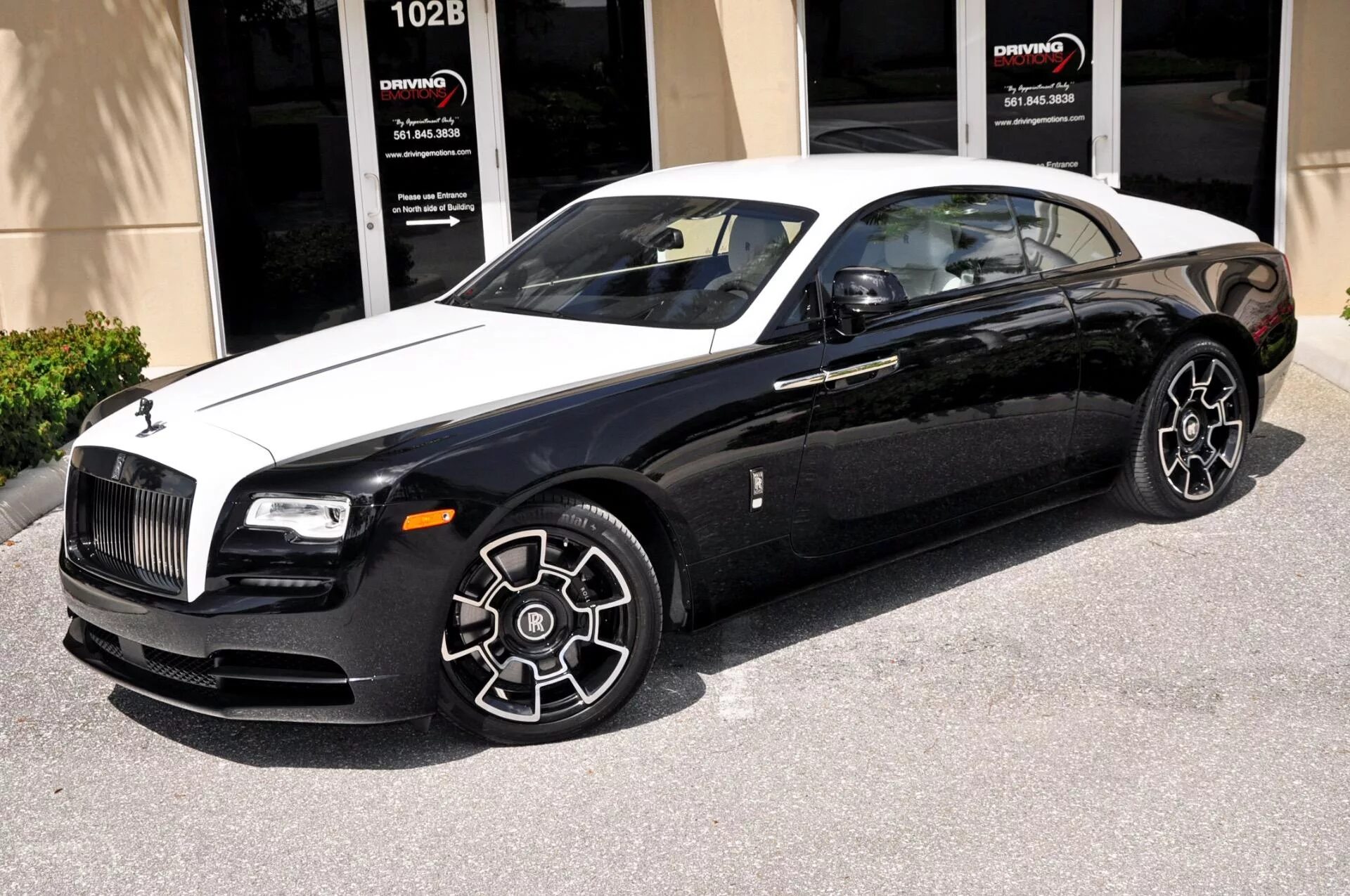 Роллс врайт. Rolls Royce Wraith черный. Rolls Royce Wraith Black badge. Роллс Ройс Black badge. Rolls Royce Wraith Black badge 2021.