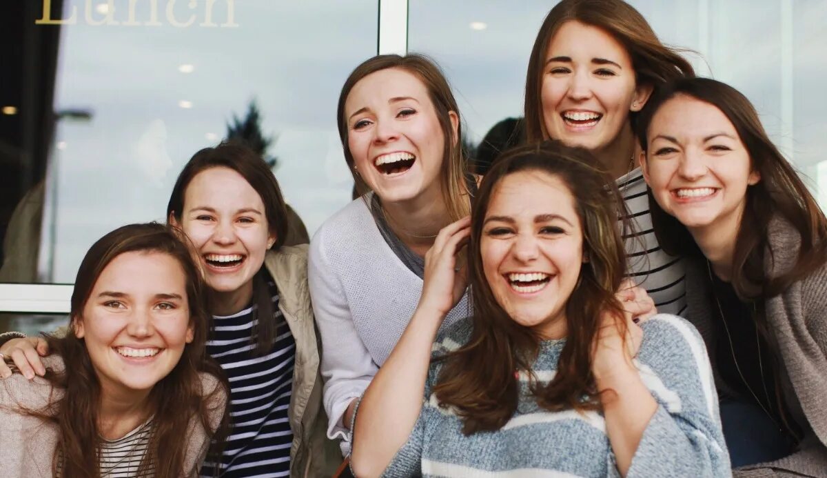 Society girl. People laugh. Laughing teen girls. Тинка компания. Soyjak laughing Group.