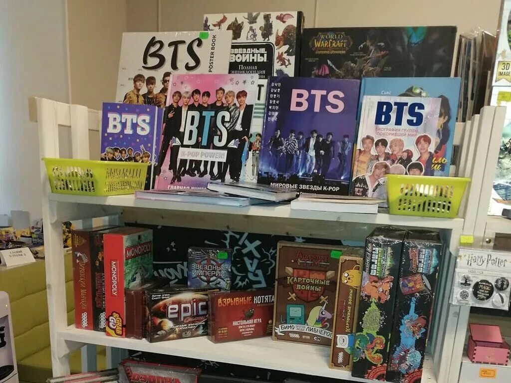 магазин комиксов в санкт-петербурге. лавка комиксов апельсин санкт-петербург. магазин комиксов апельсин в санкт-петербурге. магазин комиксов маяк. лавка комиксов апельсин.