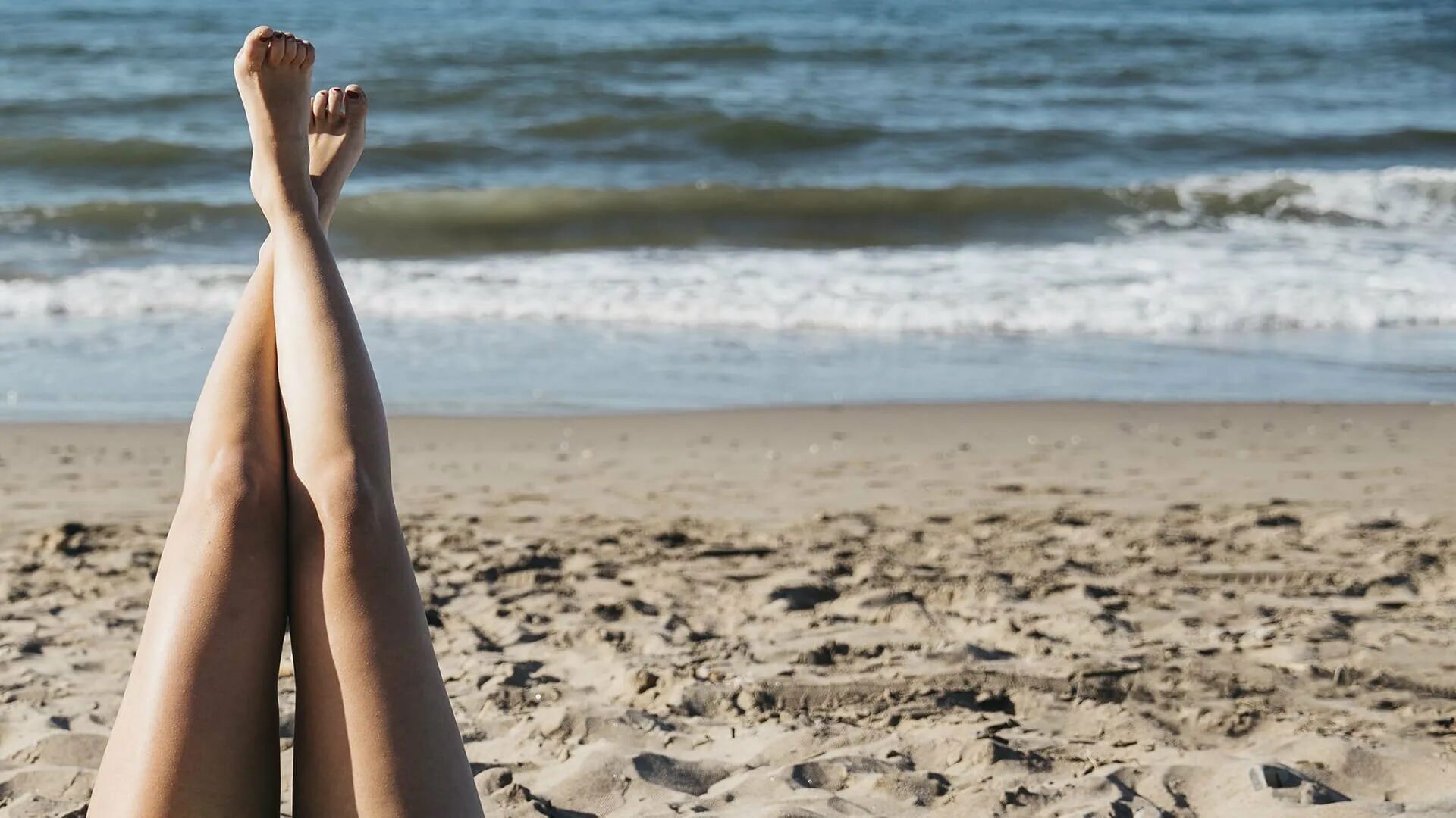 Стопы девушек на пляже. Джессика биель в купальнике. Девочки на пляже крупным планом. Загорелая девушка в купальнике. Бикини wicked weasel.