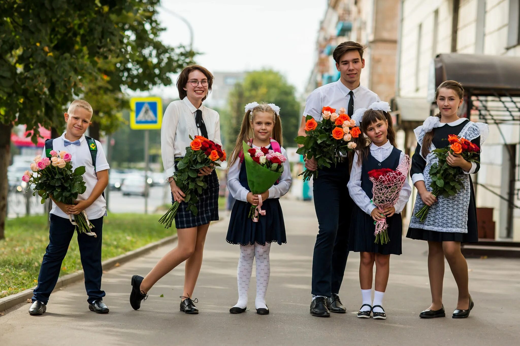 1 сентября красивое. Первое сентября. Школьники 1 сентября. Линейка в школе. Первоклассник и старшеклассник.