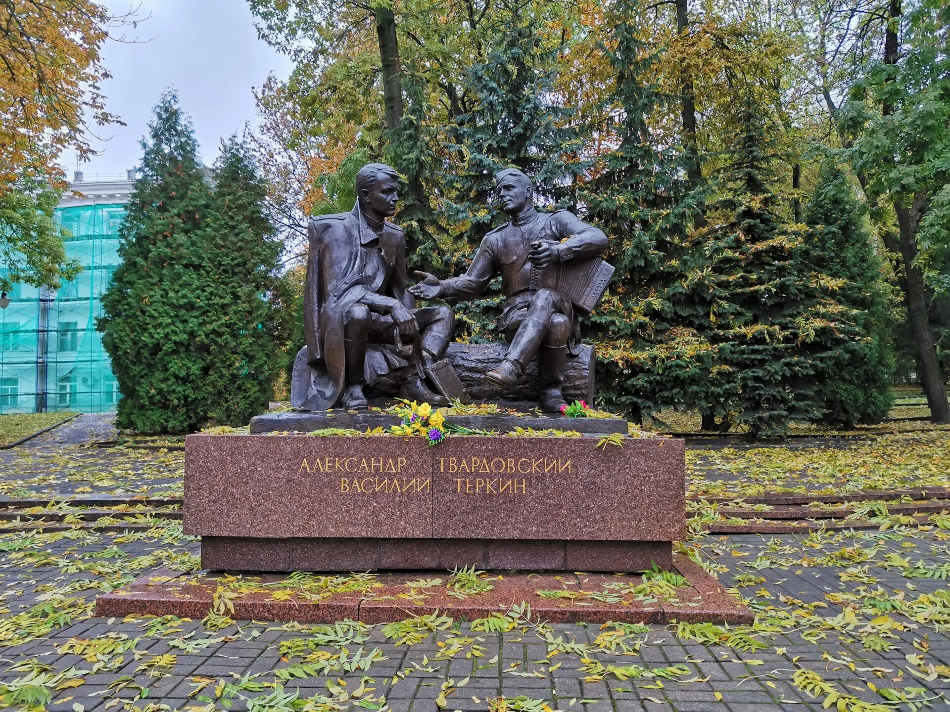 Памятник Василию Теркину в Смоленске. Памятник Твардовскому в Смоленске. Памятник Александру Твардовскому и Василию Тёркину в Смоленске. Твардовский и Теркин памятник Смоленск. Памятник теркину в смоленске