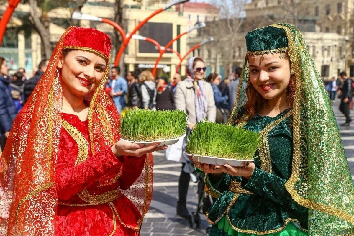 Азербайджанские фото. Новруз байрам Азербайджан. Праздник Навруз байрам в Азербайджане. Новруз байрам Азербайджан традиции. С праздником Новруз байрам на азербайджанском.