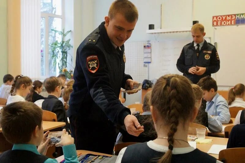 Дети сотрудника полиции в школу. Милиционер в школе. Сотрудник полиции в школе. Полиция проводит урок в школе. Полиция беседует в школе.