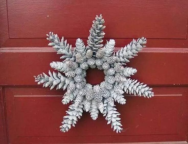 Снежинка из шишек. Снежинка шишка. Снежинка шишка. Поделки из шишек на новый год своими руками. Новогодняя снежинка из шишек.