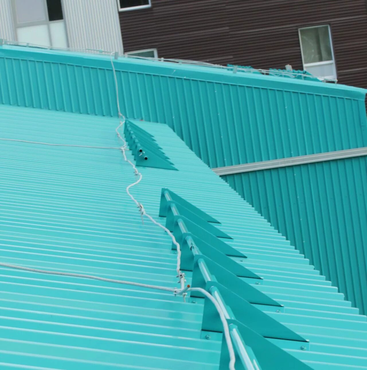 снегозадержатели на профнастил 114. морская волна металлопрофиль снегозадержатели. снегозадержатель сзт-h150x3000 узел крепления. снегозадержатель трубчатый для профнастила н60 н75. снегозадержатель борге h-75.