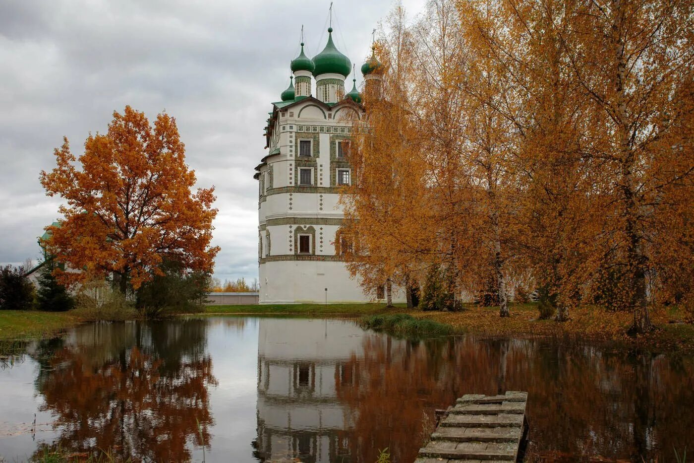 В старой церквушке у озера. Николо-Вяжищский монастырь осень. Золотая осень храмы Вологда. Никольский монастырь Тула осень. Осенний православный храм в Архангельской области.