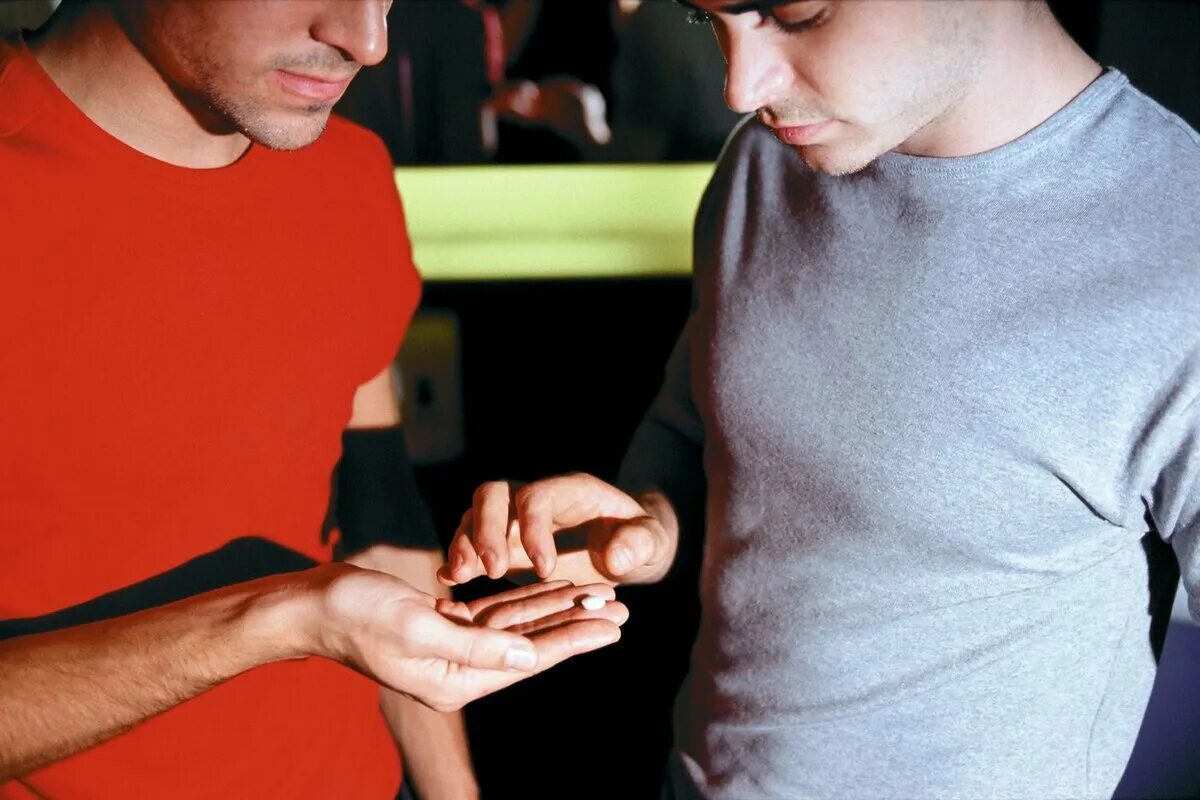 Курение молодежи. Наркомания среди подростков. Курящие люди подростки. Подросток в современном мире. Молодежь плохой образ жизни.