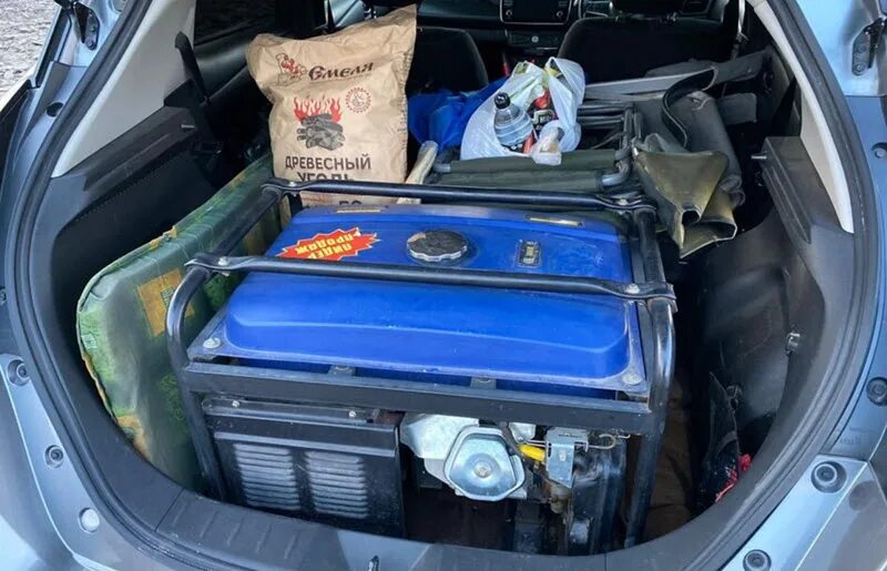 Бензиновый Генератор в багажник машины. Бензогенератор в багажнике. Ниссан лиф с генератором в багажнике. Электромобиль с багажником.
