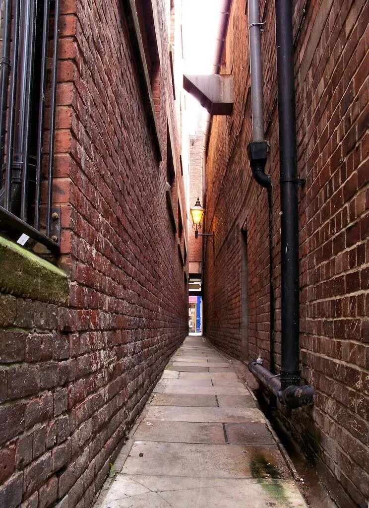 Twiren the dark alley. Wide narrow street. Book retro time old alley. Hogan's alley. Улицы нью йорка гетто.