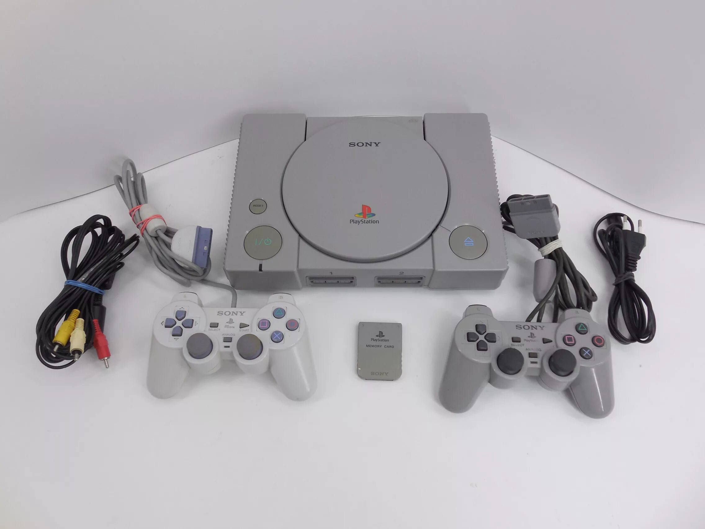 Sony playstation cfi 2000. Приставка сони плейстейшен 1. Sony ps1. Игровая приставка Sony ps1. Sony PLAYSTATION 1 консоль.