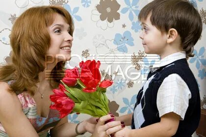 Сын с цветами для мамы