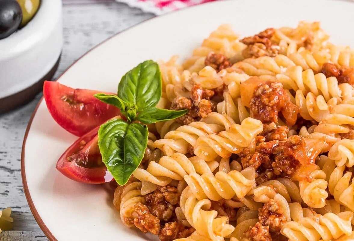 Как вкусно сделать макароны по флотски. Макароны по-флотски с фаршем. макароны по-флотски с куриным фаршем. макароны по флотски с овощами. пенне по флотски.