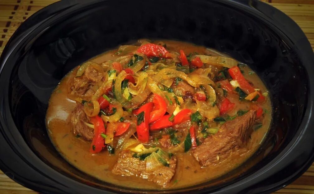 Яхни блюдо. Мясо по грузински говядина с овощами. Говядина по мегрельски. Грузинская кухня чашушули из говядины. Грузинский чашушули.