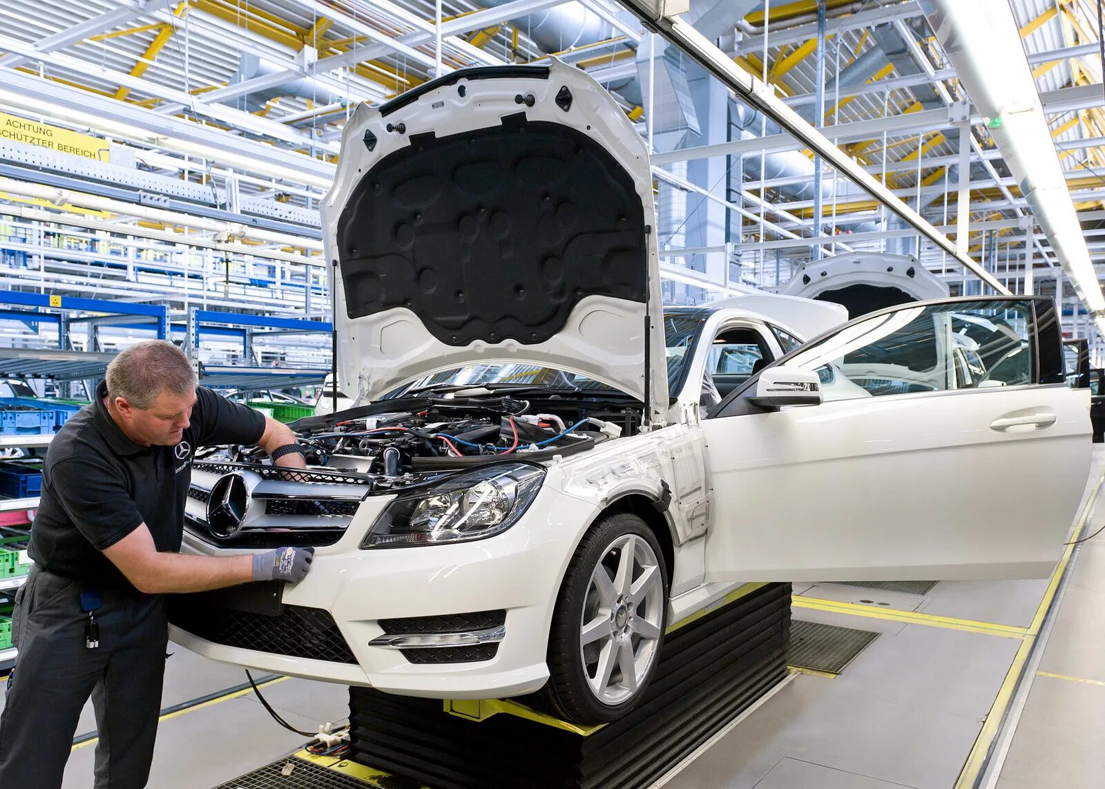 Завод Мерседес Бенц в Германии. Mercedes-Benz Daimler. Завод Mercedes-Benz Manufacturing. Мерседес Даймлер Бенц. Включи где делают машины