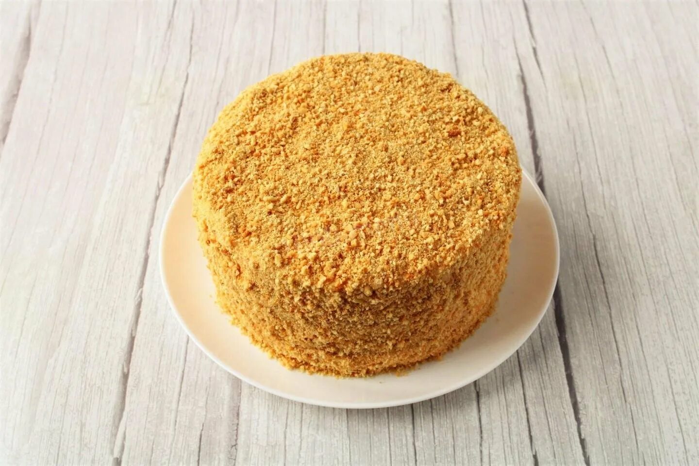 Медовик с шоколадной крошкой. Торт из крошки. Торт со сметанным кремом. Сметанник бисквит. Торт сметанник фокина.