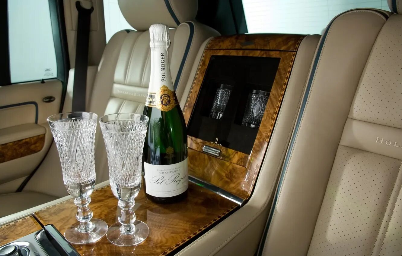 Девушка с бокалом без лица. Aston martin rapide багажник вино. В авто шампанское. Девушка с бокалом в машине. Вино в машине.