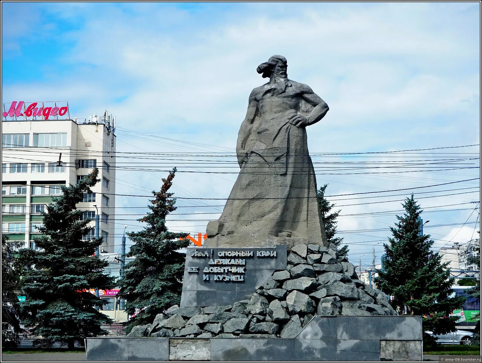 В каком городе установлен памятник уральском. Седой Урал памятник Челябинск. Сказ об Урале памятник в Челябинске. Памятник на вокзале Челябинск. Скульптурная композиция Сказ об Урале Челябинск.