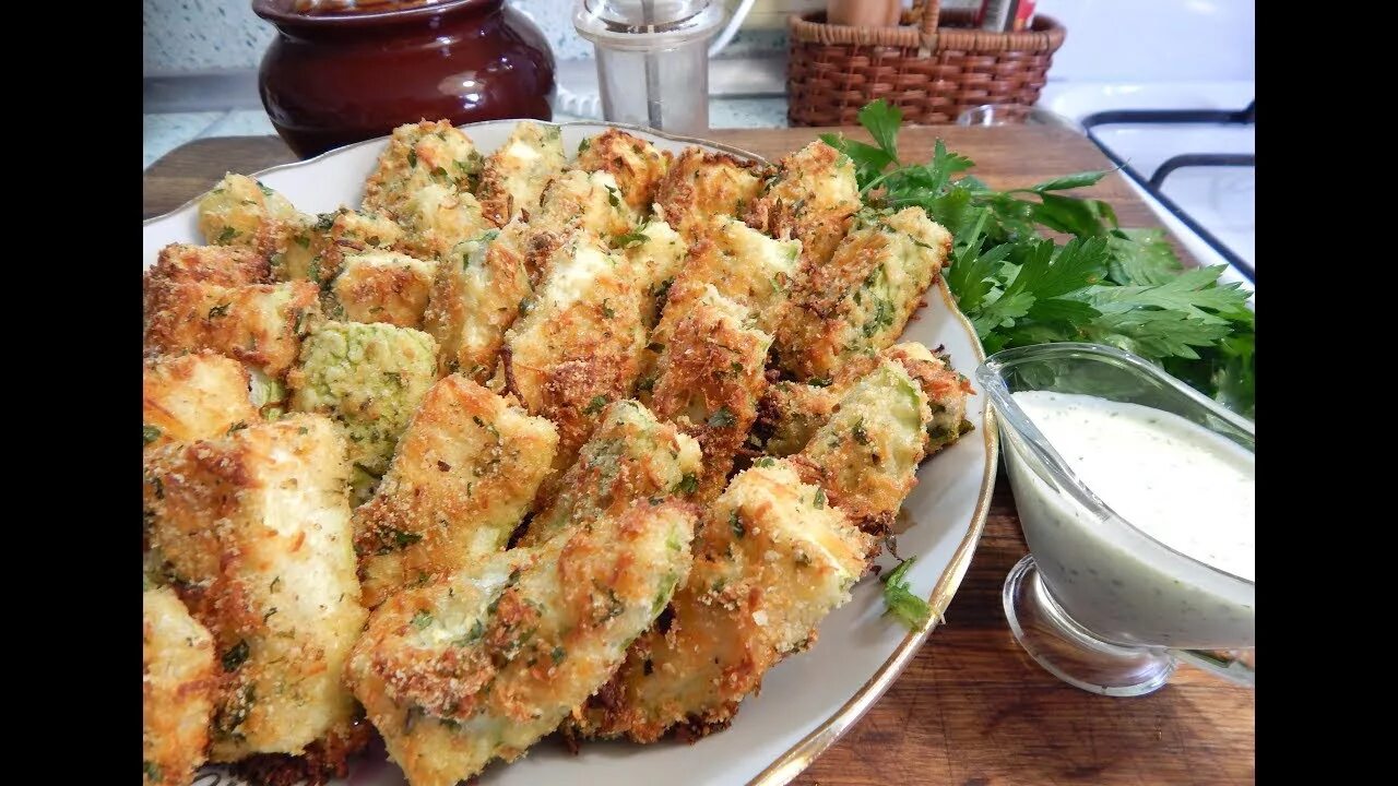 Палочки из кабачков в сухарях. Кабачковые палочки в панировке. кабачки в сырной панировке. кабачки в сухарях в духовке. кабачки в панировке в духовке с сыром.