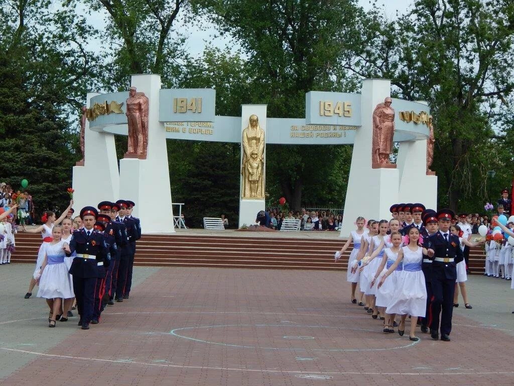 Погода поселок орловский на 10. Поселок Орловский Ростовская область. Памятники п Орловский Ростовской области. Ростовская область пос Орловский аллея славы героев. Ростовская область пос Орловский аллея славы героев 2017.