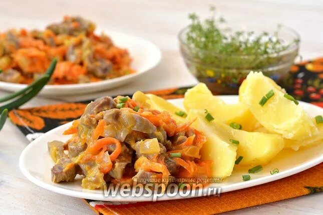 Желудочки куриные с луком и морковью. Куриные желудки тушеные с картошкой. Пупочки куриные тушеные с луком и морковью в мультиварке. Желудки куриные жареные с луком.