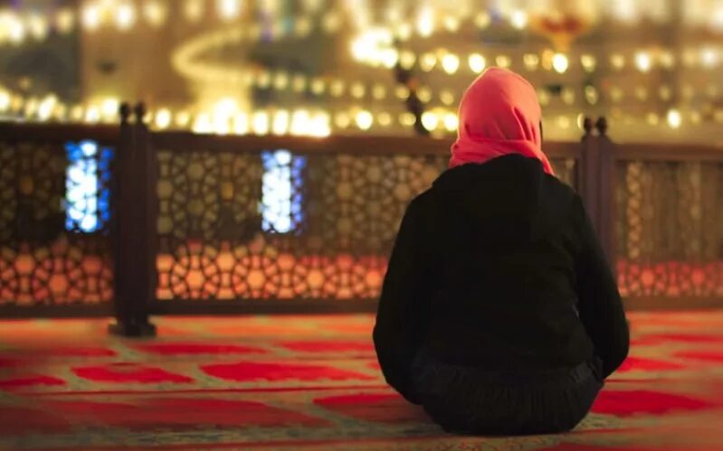 Проводить мусульманские. Девушка в мечети. Мужчина молится в мечети. Девушка молится в мечети. Мусульманин молится.