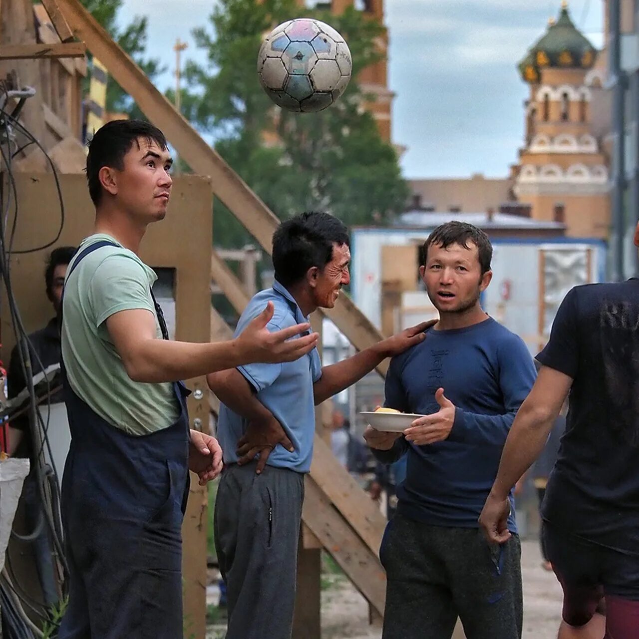 Таджики убегают. Иммигранты в Москве. Узбеки в Москве фото. Много иммигрантов. Парни иммигрантов.