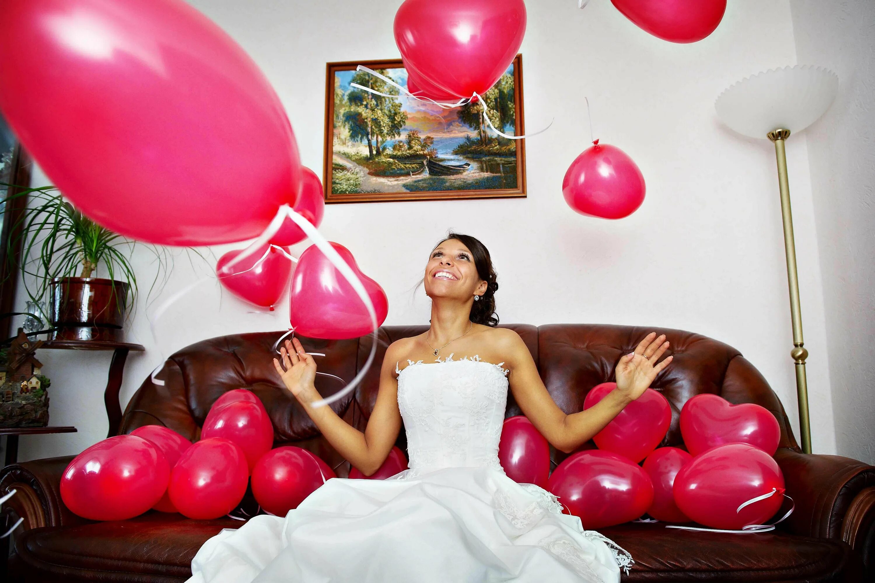 Воздушные шарики в комнате. Фотосессия с шарами. Украшение комнаты невесты. Воздушные шары в комнате. Украшение комнаты шарами на свадьбу.