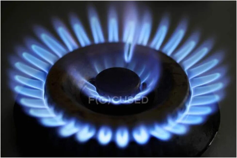 Газ горит или нет. Пламя газовой плиты. горящая газовая конфорка. газовая плита горит. синим цветком горит газ.