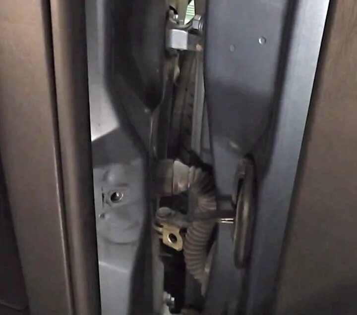 Ford focus 2 водительская дверь. Дверь форд фокус 2 из салона. Ford focus 2 2008 год ключ центрального замка. Не закрыть дверь форд фокус. Разъем замка двери форд фокус 1.