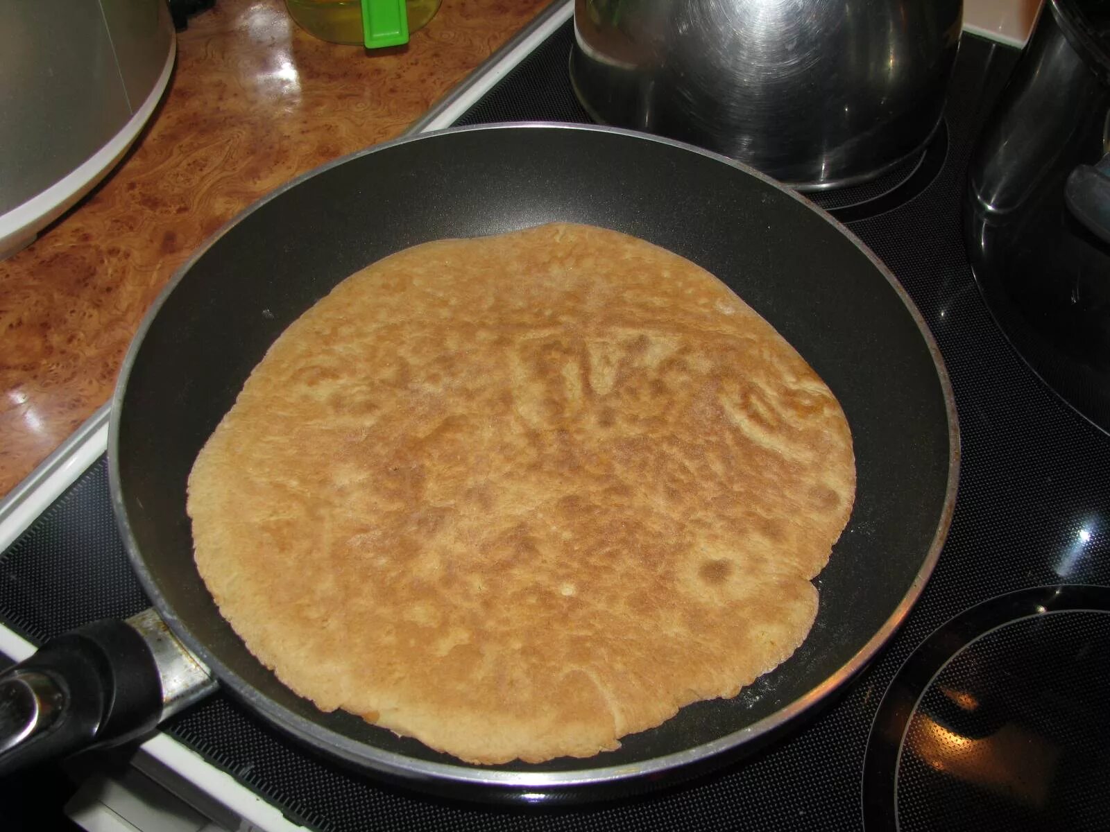 Жареные пирожки «лапоточки». Коржи для торта на сковородке. Бисквитные коржи на сковороде. Рецепты теста на сковородке. Пицца на сковороде.