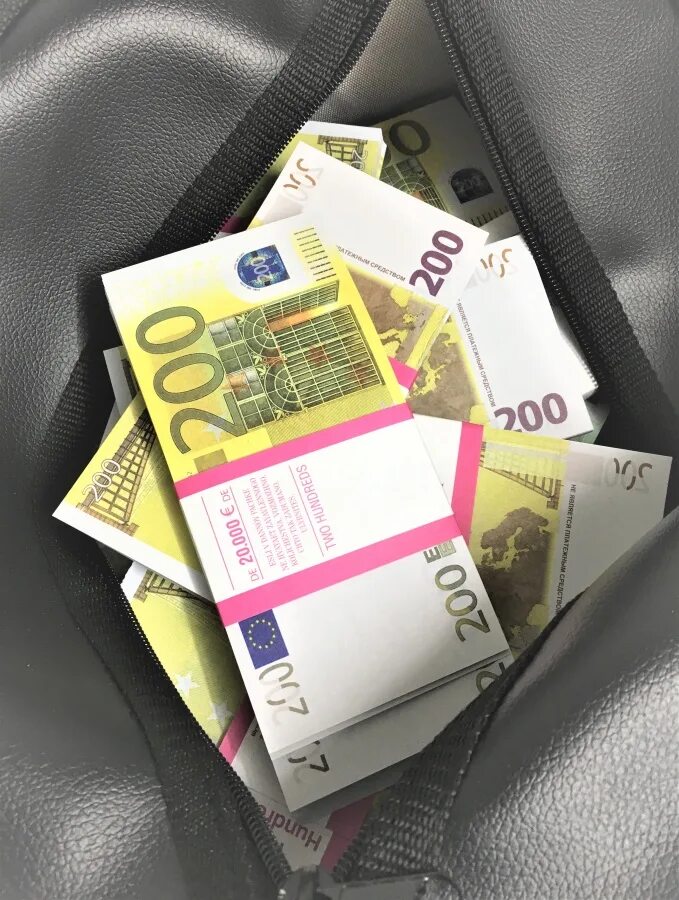 Пошлина свыше 200 евро. Пачки 200 евро. Миллион евро по 200 евро. 500 Евро в сумках. Пачки евро 500 в сумке.