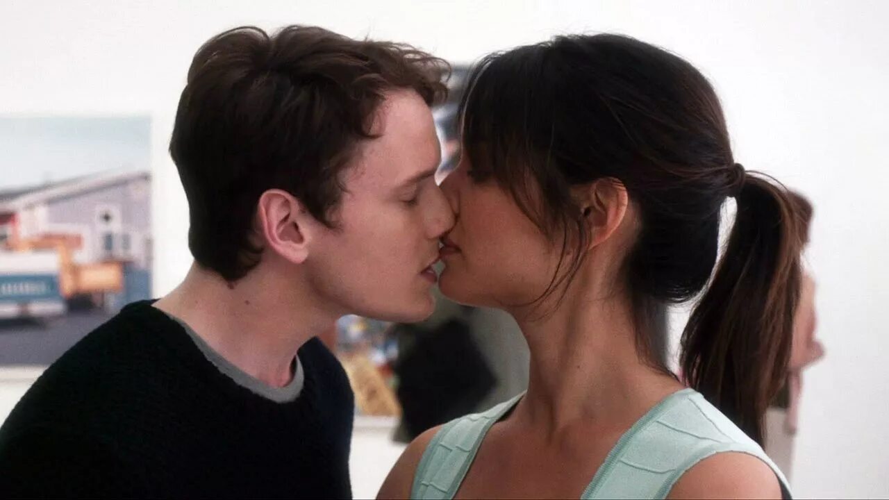 Eu me lembro (2005) бразилия. Великолепная афера фильм 2003. The age of love фильм 2014. Джемма артертон другая бовари фильм 2014. Woman older men movies.