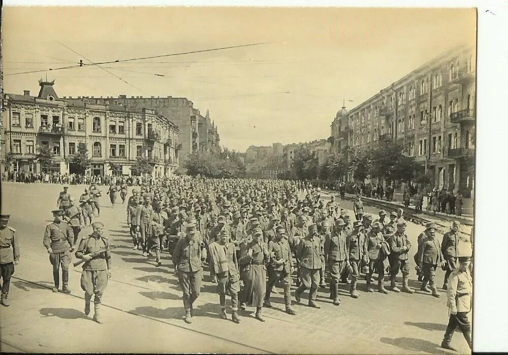 1944 г состоялся парад побежденных. Парад пленных немцев в киеве 1944. парад военнопленных немцев в москве 1944. парад пленных немцев в киеве. освобождение киева парад 1943.
