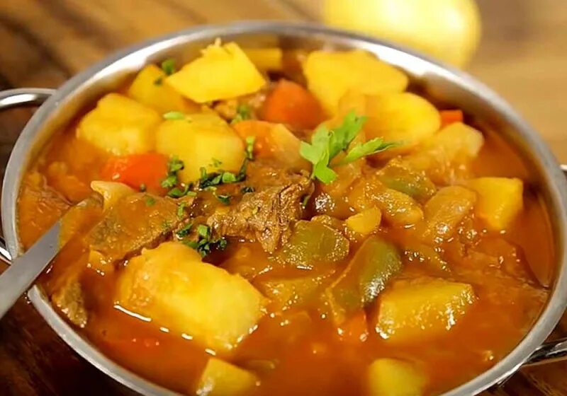 Рецепт приготовления рагу с мясом. Рагу фрикандо. картофельное рагу. овощное рагу с картошкой. картофельное рагу с овощами.