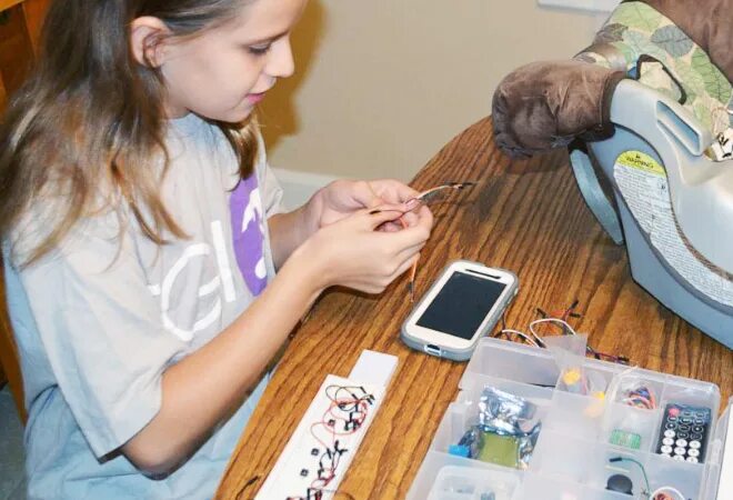 Пришла идея. Девушка придумала картинки. Ребенок идея. Умный подросток. Пришла идея.