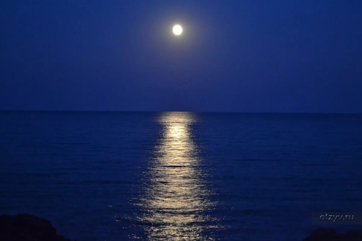 Свет луны свет волны. Ночное море. Ночь в море. Лунная дорожка. Лунная дорожка на море.