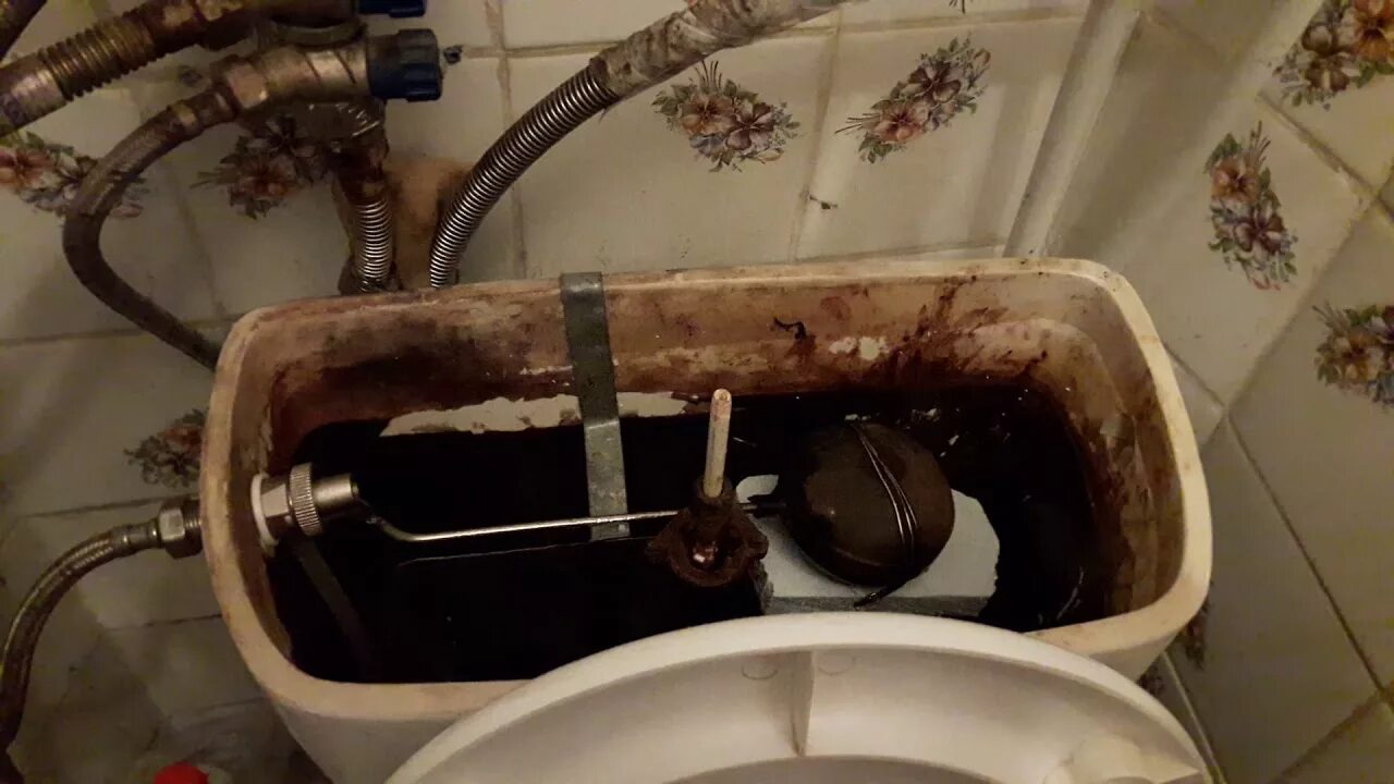 Советский бачок для унитаза. Советский бачок для унитаза. Бачок сливной для унитаза виноградов. Ремонт бачка унитаза старого образца. Унитаз ссср латунный клапан.