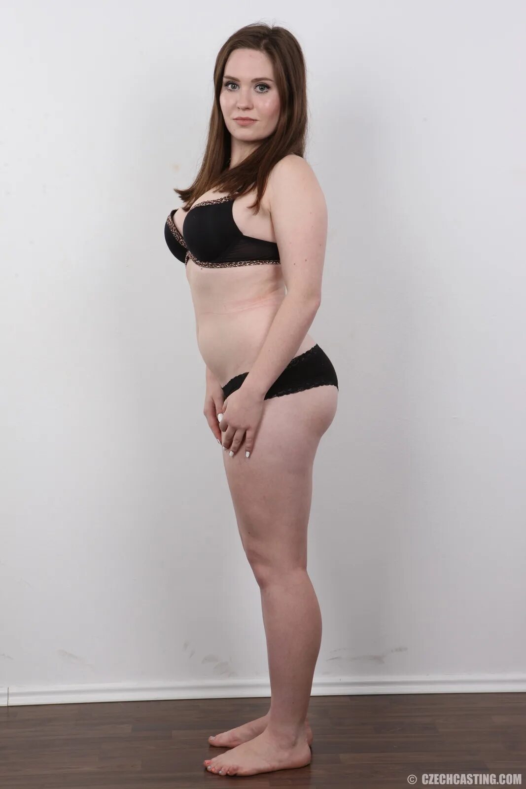 Полненькие девушки на кастинге. Кастинг упитанных девушек. Helena 5558. Martina 1417. Кастинг пухлых.