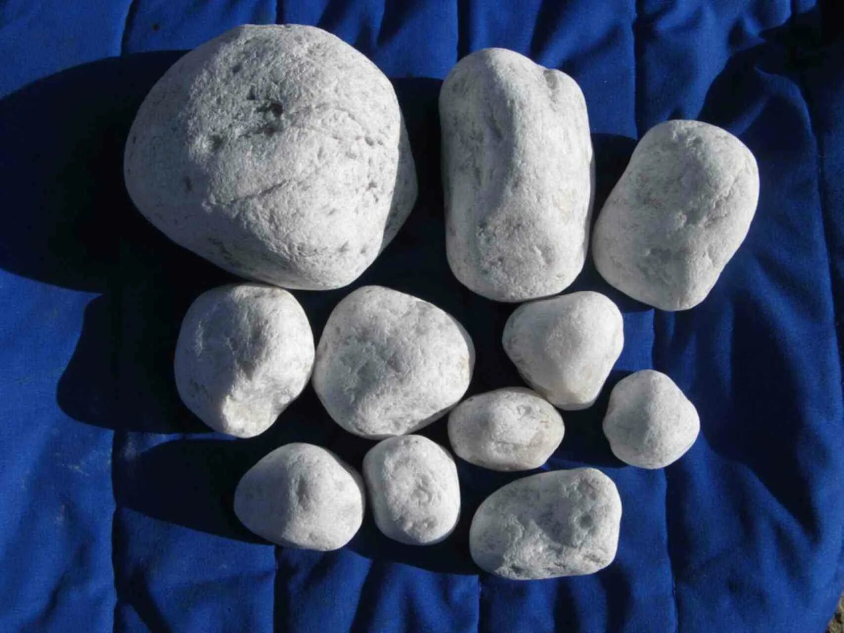 Где купить камни в москве. Камень кварц для бани. Белый кварц. Камни для бани нефрит. Белый кварц камень.